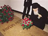 O patriarca ecumênico Bartolomeu I deposita flores no túmulo do papa Paulo VI na Gruta Vaticana, na manhã de 20 de junho - (Foto: Revista 30Giorni)