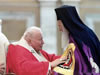 O abraço do Papa João Paulo II e do Patriarca Bartolomeu I na Praça São Pedro, ao final da missa na solenidade de São Pedro e São Paulo, na tarde de 29 de junho de 2004 - (Foto: Revista 30Giorni)