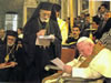 Patriarca Ignatios de Antioquia visita o Papa João Paulo II no Vaticano.